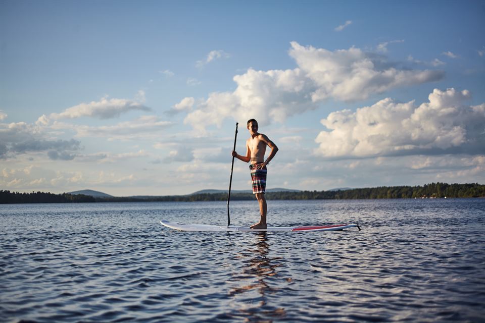 vipvipvillas-actividades-paddle- (2) joven haciendo paddle surf