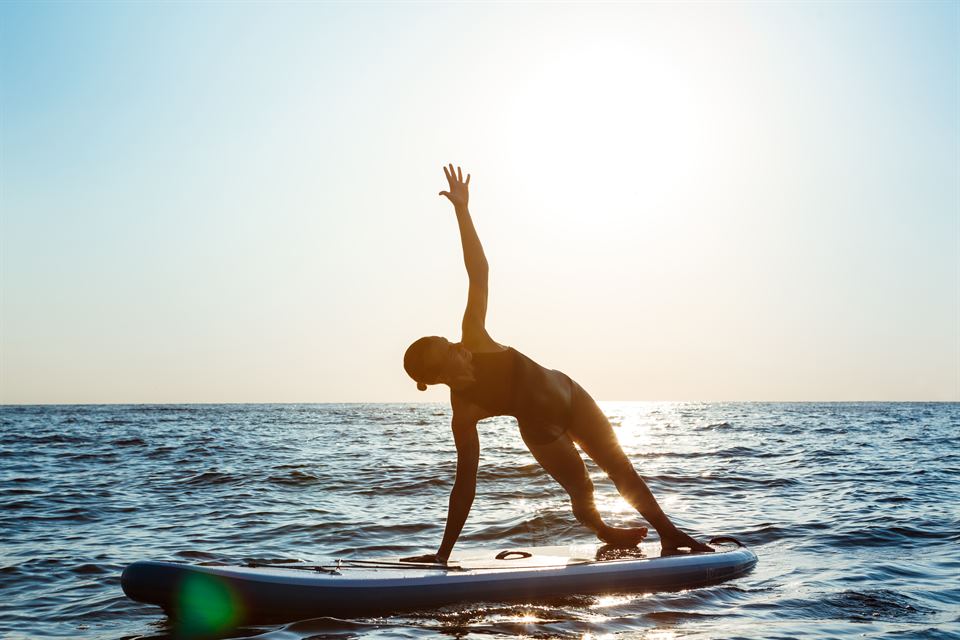 postura de yoga en el mar